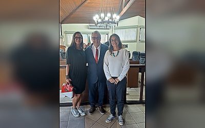 Na foto o vereador Anderson Chaves com Claudia Martins e Debora, represenrantes da Amanrasa durante a sessão