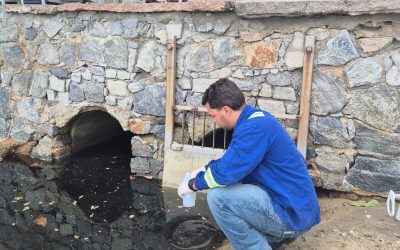 Coletando água suja